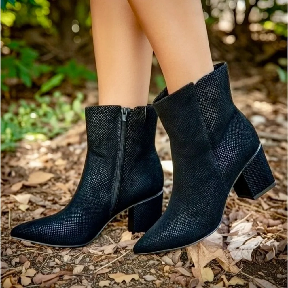 NWT Black Textured Ankle Boots Extra Wide WW Block Heel 8.5WW